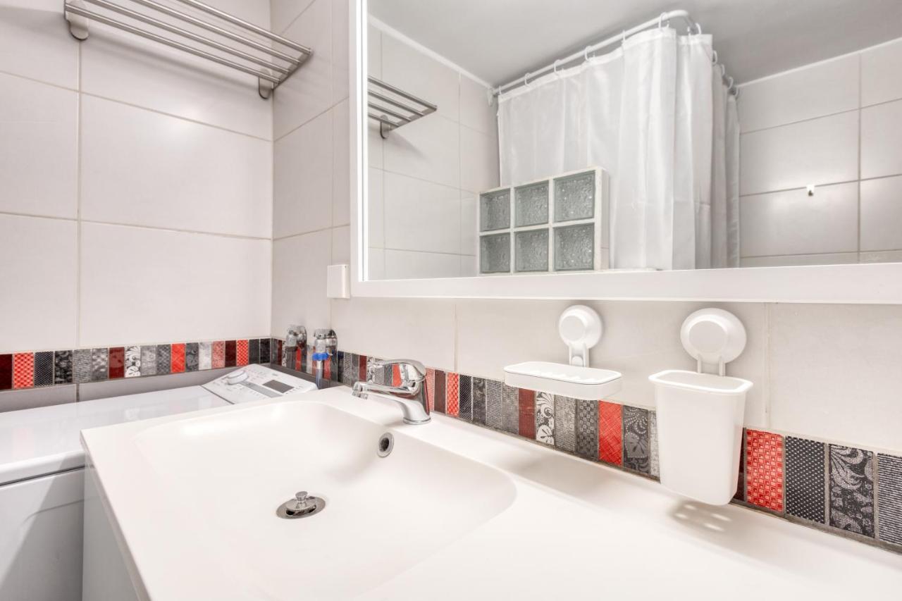Modern 2-Bedroom Apt, 200M From The Acropolis เอเธนส์ ภายนอก รูปภาพ