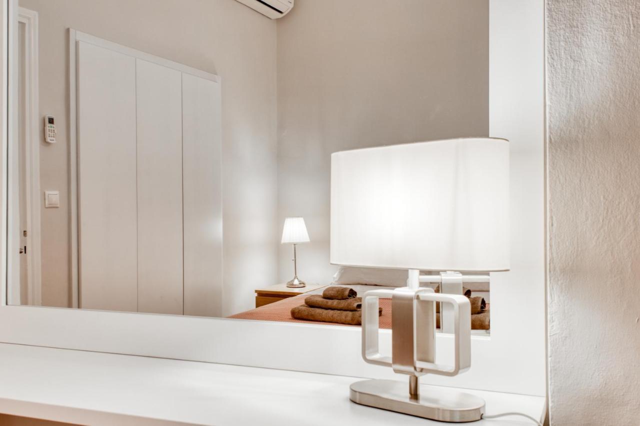 Modern 2-Bedroom Apt, 200M From The Acropolis เอเธนส์ ภายนอก รูปภาพ