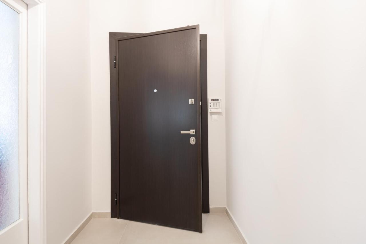 Modern 2-Bedroom Apt, 200M From The Acropolis เอเธนส์ ภายนอก รูปภาพ